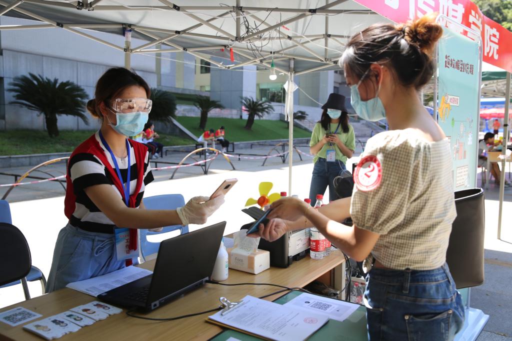 我校首批学子顺利复学返校